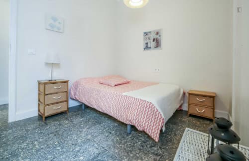 Inviting double bedroom in a 5-bedroom flat, in proximity to the Valencia Joaquín Sorolla train station - Gallery - 4
