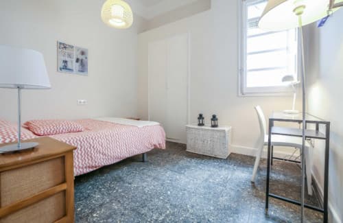 Inviting double bedroom in a 5-bedroom flat, in proximity to the Valencia Joaquín Sorolla train station - Gallery - 1