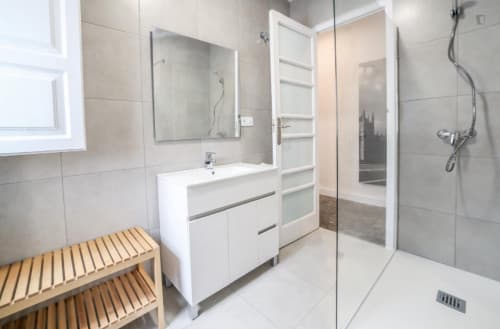 Inviting double bedroom in a 5-bedroom flat, in proximity to the Valencia Joaquín Sorolla train station - Gallery - 11