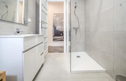 Inviting double bedroom in a 5-bedroom flat, in proximity to the Valencia Joaquín Sorolla train station - Gallery - 9