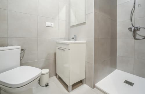 Inviting double bedroom in a 5-bedroom flat, in proximity to the Valencia Joaquín Sorolla train station - Gallery - 13